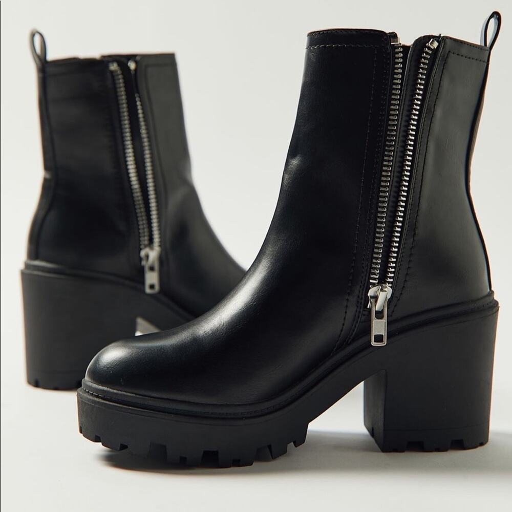 Urban Outfitters Black Zip Up Chunky Lug Sole Heel Boot Size 10